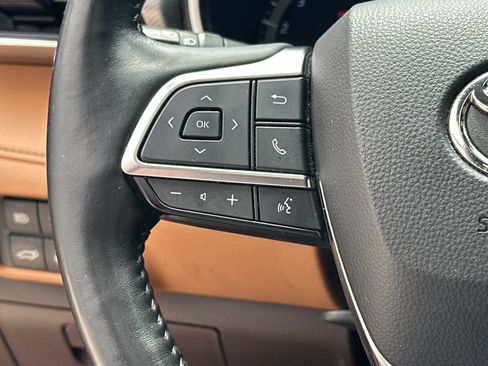Used 2021 Toyota Highlander Platinum AWD/4WD image 16