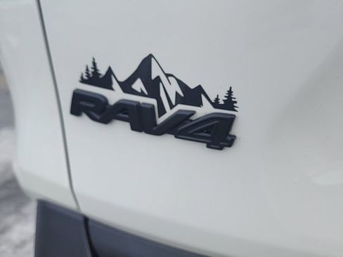 Used 2021 Toyota RAV4 XLE Premium image 9