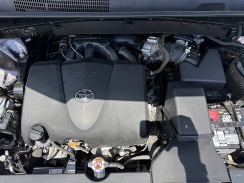 Used 2019 Toyota Highlander XLE AWD/4WD image 14