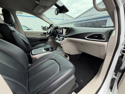 Used 2024 Chrysler Pacifica Touring-L FWD image 18