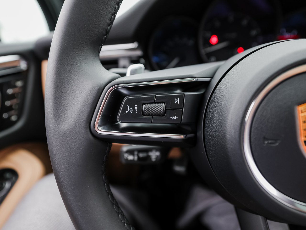 Certified 2026 Porsche Macan AWD/4WD image 17