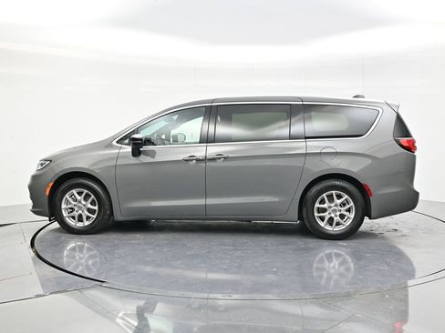 Used 2025 Chrysler Pacifica Select FWD image 8