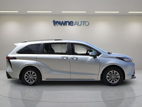 Used 2023 Toyota Sienna XLE w/ XLE Plus Package AWD/4WD image 8