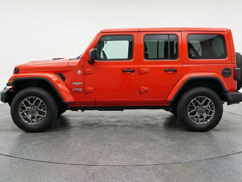 Used 2025 Jeep Wrangler Sahara image 5