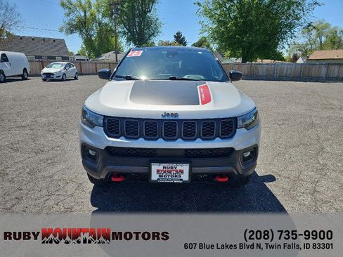 Used 2025 Jeep Compass Trailhawk AWD/4WD image 2