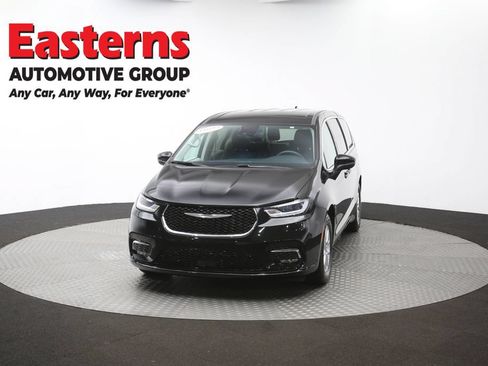 Used 2023 Chrysler Pacifica Touring-L FWD image 55
