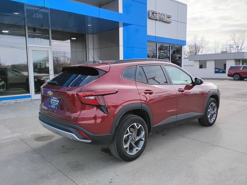 Used 2025 Chevrolet Trax LT w/ LT Convenience Package image 35