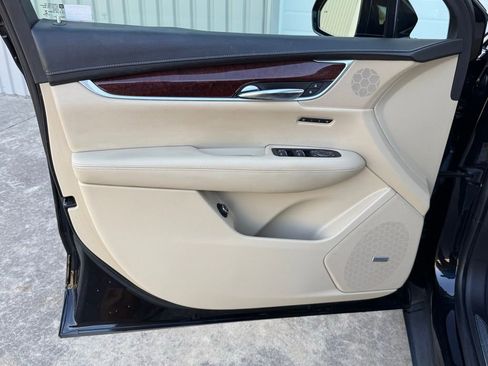 Used 2017 Cadillac XT5 Premium Luxury FWD image 32