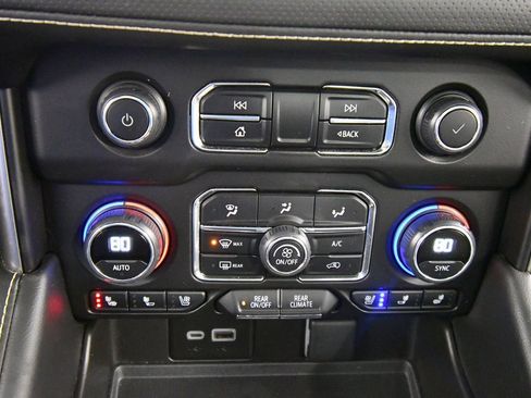 Used 2024 Chevrolet Suburban Premier image 26