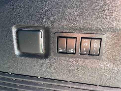 Used 2022 Chevrolet Suburban LT w/ Luxury Package RWD image 28