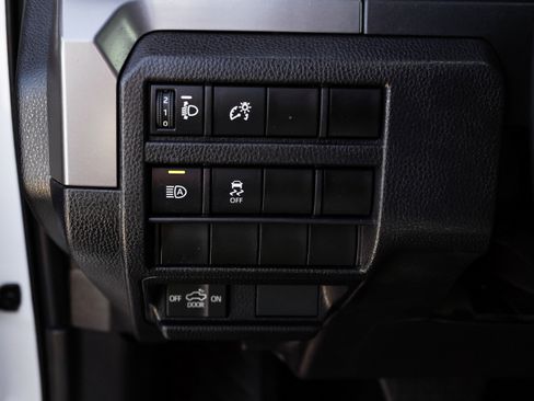 Used 2024 Toyota Tacoma SR5 AWD/4WD image 19