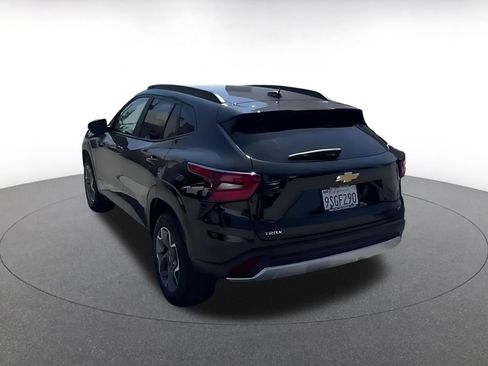 Used 2025 Chevrolet Trax LT FWD image 9