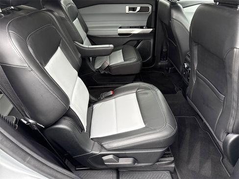 Used 2022 Ford Explorer XLT w/ Equipment Group 202A image 15