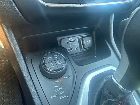 Used 2017 Jeep Cherokee Trailhawk w/ Comfort & Convenience Group AWD/4WD image 12