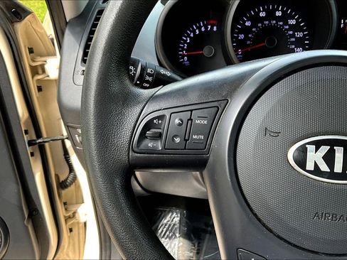 Used 2013 Kia Soul FWD image 10