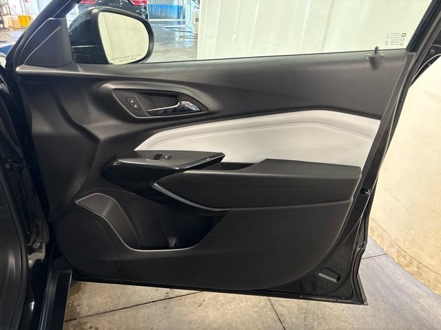 Used 2025 Chevrolet Trax LT FWD image 33
