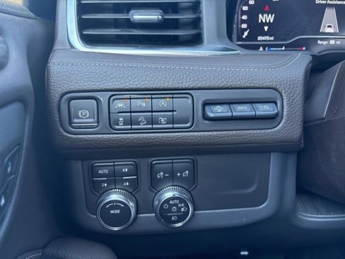 Used 2023 GMC Yukon XL Denali image 28