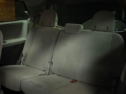 Used 2017 Toyota Sienna LE w/ Preferred Accessory Package FWD image 13