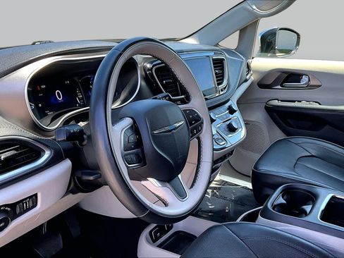 Used 2018 Chrysler Pacifica Limited w/ Advanced Safetytec Group FWD image 16