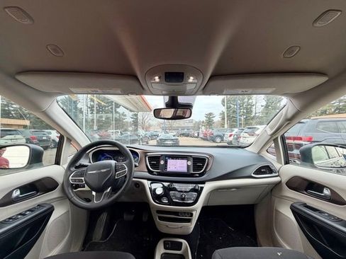 Used 2023 Chrysler Voyager LX image 16