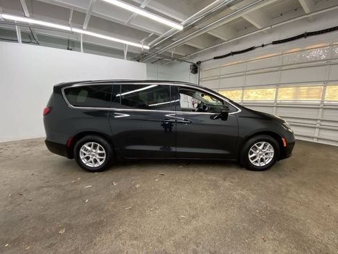 Used 2023 Chrysler Pacifica Touring-L FWD image 7