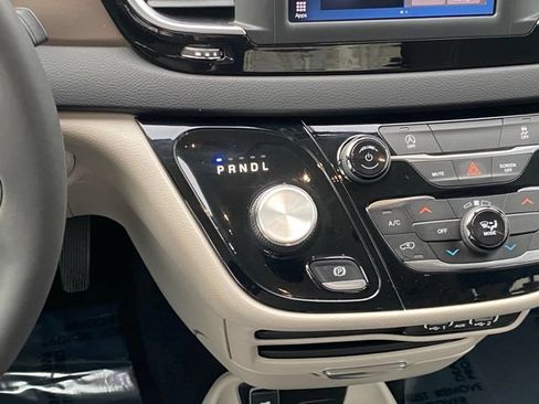 Used 2022 Chrysler Voyager LX FWD image 16