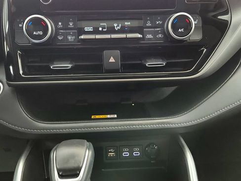 Used 2024 Toyota Highlander XLE AWD/4WD image 26