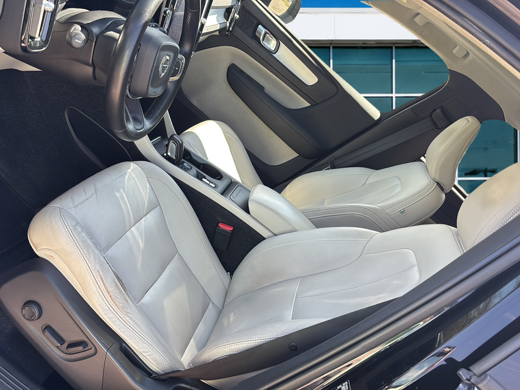 Used 2019 Volvo XC40 T5 Momentum AWD/4WD image 16