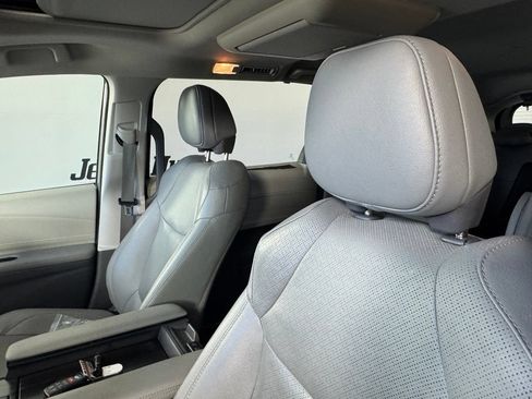 Used 2021 Toyota Sienna Limited FWD image 10