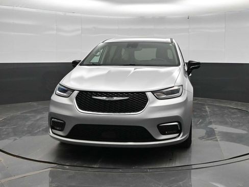 Used 2024 Chrysler Pacifica Touring-L FWD image 3