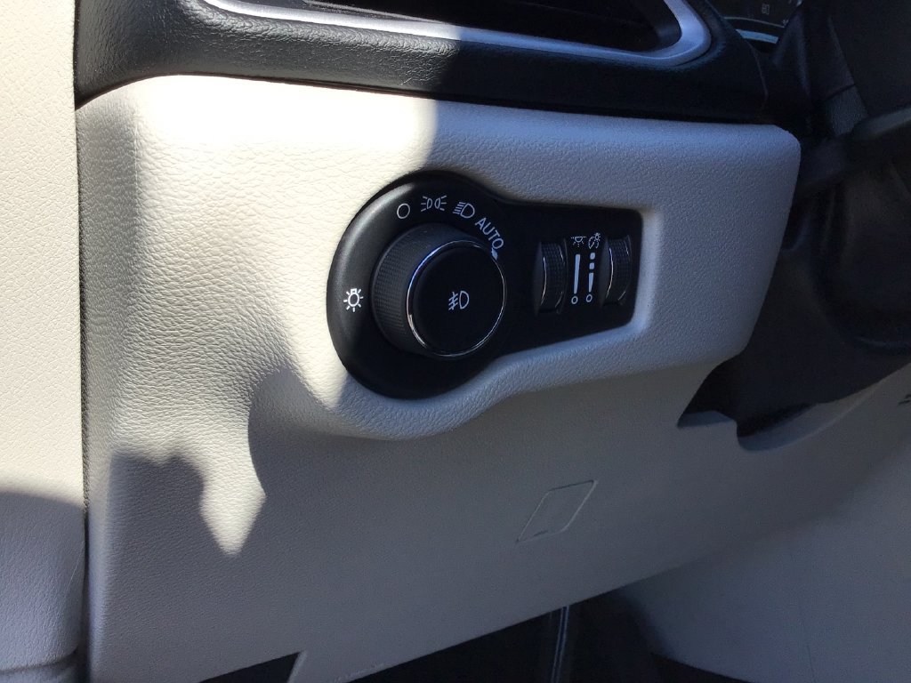 Used 2020 Chrysler Pacifica Touring-L FWD image 30