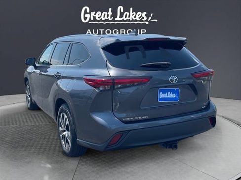 Used 2021 Toyota Highlander XLE FWD image 3