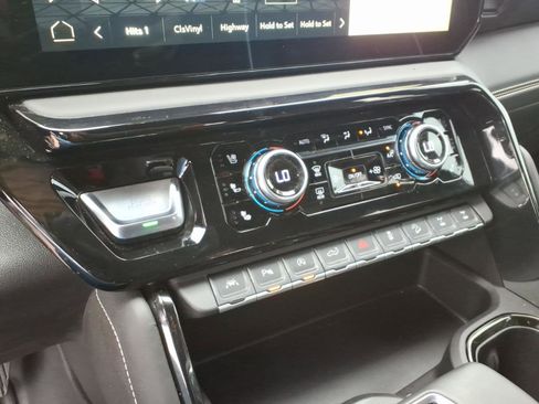 Used 2025 GMC Sierra 1500 AT4X image 15