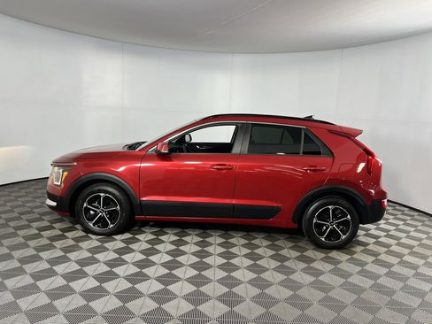 Used 2023 Kia Niro EX image 9