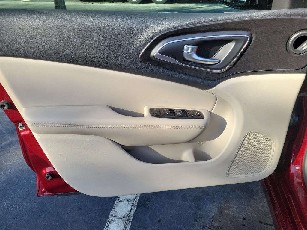 Used 2016 Chrysler 200 C FWD image 19