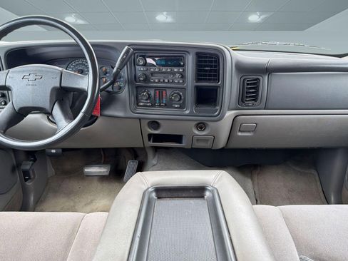 Used 2004 Chevrolet Suburban LS image 25