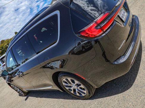 Used 2023 Chrysler Pacifica Pinnacle FWD image 8