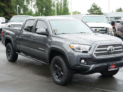 Used 2017 Toyota Tacoma TRD Off-Road AWD/4WD image 7