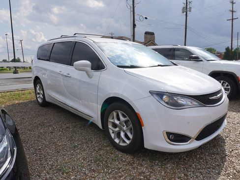 Used 2020 Chrysler Pacifica Touring-L Plus w/ Tire & Wheel Group FWD image 11