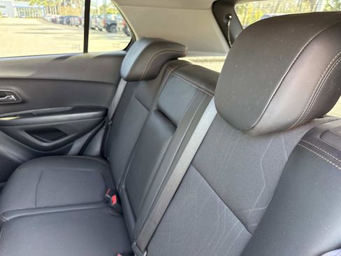 Used 2022 Chevrolet Trax LT w/ LT Convenience Package image 11
