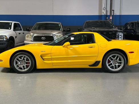 Used 2004 Chevrolet Corvette Z06 w/ Memory Package RWD image 7