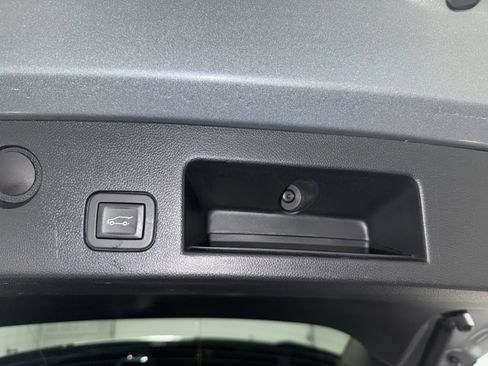 Used 2025 Chevrolet Equinox LT w/ Convenience Package II FWD image 38