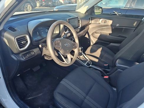 Used 2025 Hyundai Venue SEL FWD image 7