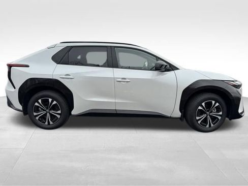 Used 2024 Toyota bZ4X XLE w/ Weather Package image 9