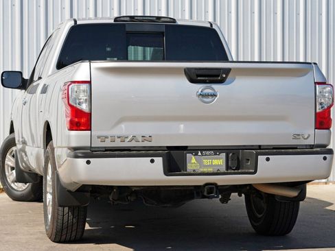 Used 2018 Nissan Titan SV w/ SV Convenience Package image 5