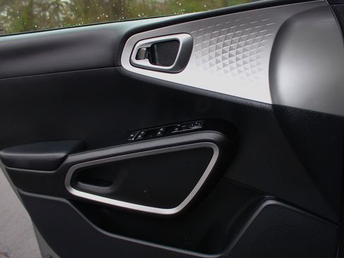 Used 2023 Kia Soul LX w/ LX Technology Package image 14