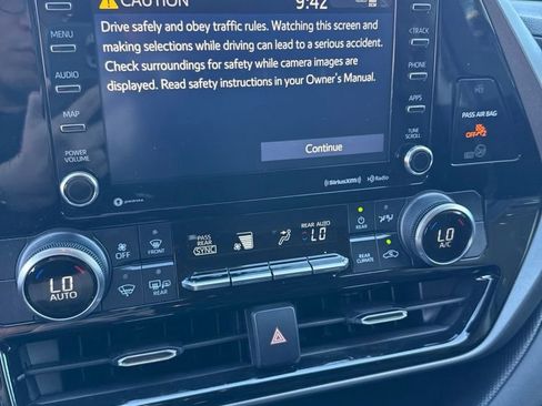 Used 2022 Toyota Highlander LE AWD/4WD image 10