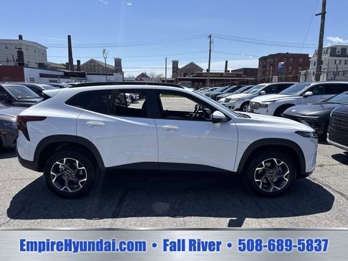 Used 2025 Chevrolet Trax LT w/ Driver Confidence Package FWD image 3
