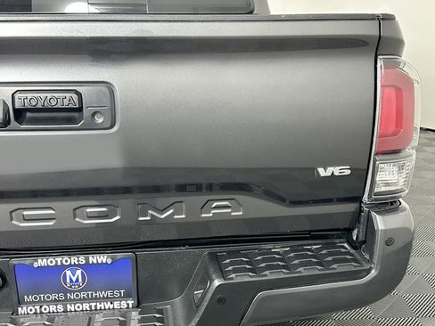 Used 2018 Toyota Tacoma TRD Off-Road w/ Technology Package AWD/4WD image 25
