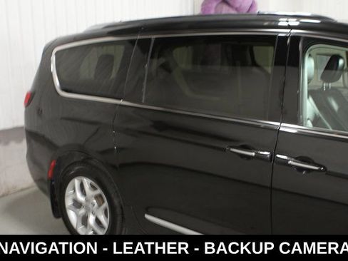 Used 2020 Chrysler Pacifica Touring-L Plus w/ Tire & Wheel Group FWD image 4